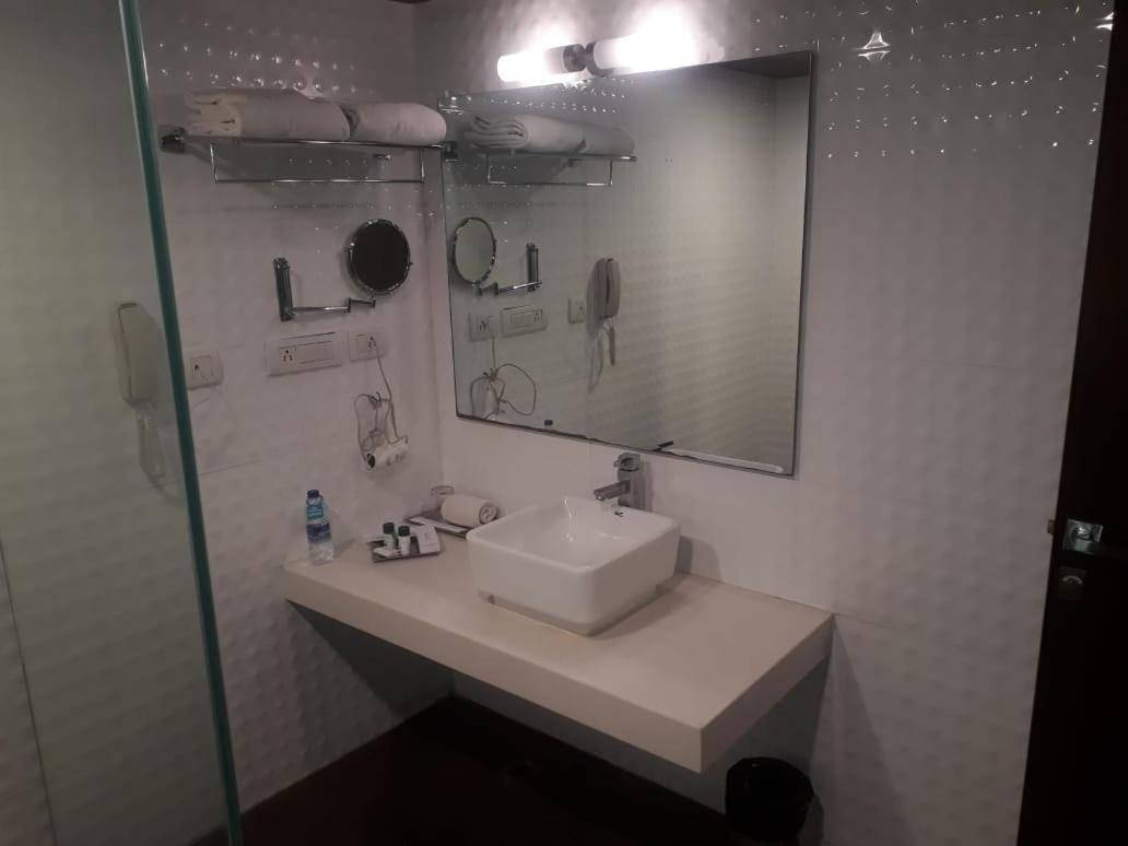 Cocoon Luxury Business Hotel Дханбад Экстерьер фото